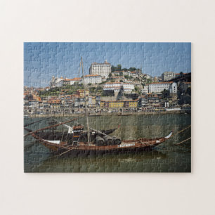 Portugal, Porto, Boot mit Weinfässern