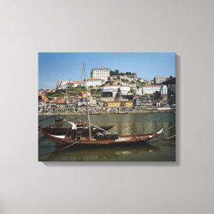 Portugal, Porto, Boot mit Weinfässern Leinwanddruck