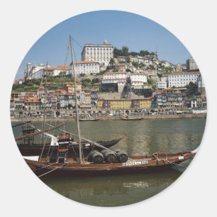 Portugal, Porto, Boot mit Weinfässern Runder Aufkleber