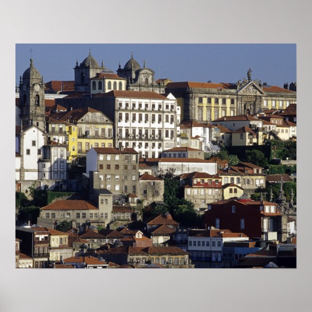 Portugal, Porto. Historische Häuser und Poster (Vorne)