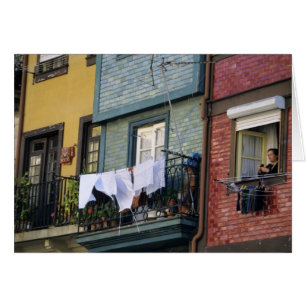 Portugal, Porto (Porto). Frau beim Aufhängen von W