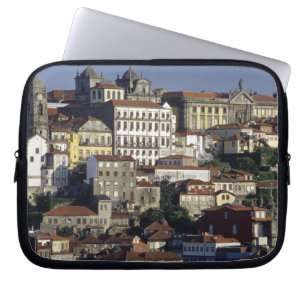 Portugal, Porto (Porto). Historische Häuser und Laptopschutzhülle