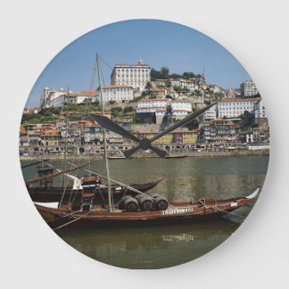 Portugal, Porto, Schiff mit Weinfässern Große Wanduhr