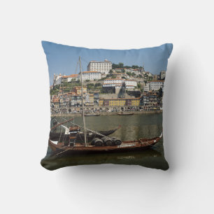 Portugal, Porto, Schiff mit Weinfässern Kissen