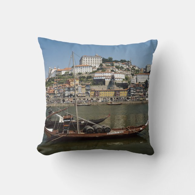 Portugal, Porto, Schiff mit Weinfässern Kissen (Vorderseite)