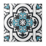 Portugiesisch-blaue Fliese<br><div class="desc">Dieses Produkt hat ein aufwändiges Design mit dunkelblauem Hintergrund und weißen Ziermustern. Das Design erinnert an traditionelle Keramik- oder Porzellanstile,  die für alle interessant sein können,  die die klassische oder Vintage Ästhetik schätzen.</div>