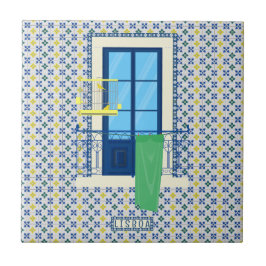 Portugiesische Fliesen und Fensterbalkon mit Vogel