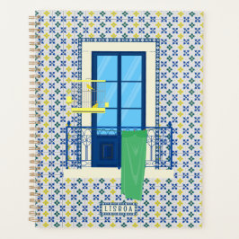 Portugiesische Fliesen und Fensterbalkon mit Vogel Planer