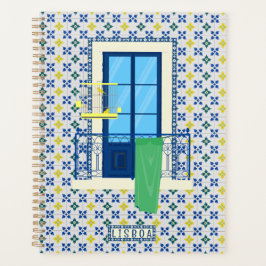 Portugiesische Fliesen und Fensterbalkon mit Vogel Planer
