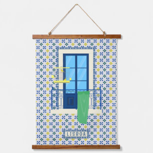 Portugiesische Fliesen und Fensterbalkon mit Vogel Wandteppich Mit Holzrahmen