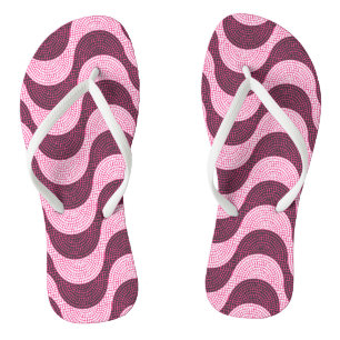 Portugiesische Kopfsteinwellen in modernem Rosa Flip Flops