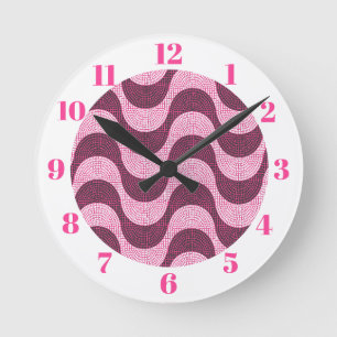 Portugiesische Kopfsteinwellen in modernem Rosa Runde Wanduhr