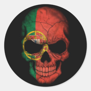 Portugiesischer Flaggenschädel in Schwarz Runder Aufkleber