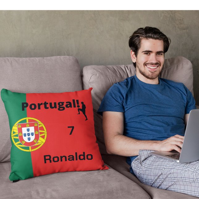 Portugiesischer Fußballspieler anpassbar Kissen (Von Creator hochgeladen)