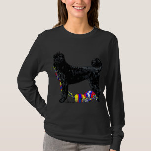Portugiesischer Wasserhund steht mit Schwimmlinie T-Shirt
