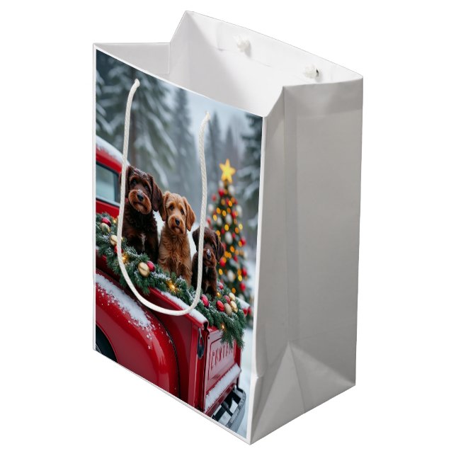 Portuguese Water Dog Christmas Red Truck Holiday Mittlere Geschenktüte (Vorderseite Schrägansicht)