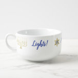 Porzellan Tasse Persönlich "Elegant Menorah" Große Suppentasse<br><div class="desc">Personalisieren Sie Ihre "elegante Menorah", indem Sie Text verändern. Wählen Sie Ihren bevorzugten Schriftart Stil, Farbe, Größe und Wortlaut. Menorahs und Sterne können vergrößert und verschoben werden. Die Hintergrundfarbe kann hinzugefügt werden. Happy Chanukah/Hanukkah! Viel Spaß! Danke, dass ihr angehalten und vorbeigekommen seid! Viel geschätzt!!! Stil: Suppe Umarmung Verfeinern Sie die...</div>
