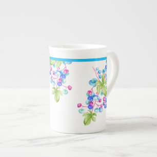Porzellanberries auf einer Knochen-China-Tasse Prozellantasse