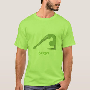 Pose de yoga en t-shirt vert