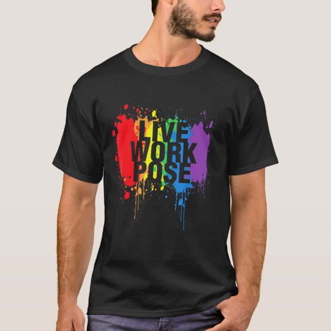 Pose für Live-Arbeit Grafik-Statement T-Shirt Happ (Vorderseite)