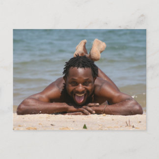 Pose sur la carte postale de la plage