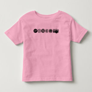 Poser für eine Fotografie Kleinkind T-shirt