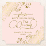 Posh Blush Pink & Gold Nehmen Sie nicht meine Drin Untersetzer<br><div class="desc">Dieser Untersetzer ist elegant, stilvoll und macht Spaß! Es zeichnet sich durch ein wunderschönes rosa- und goldfarbenes Design mit modernen Schriftzeichen und zarten goldenen Gardinen und Wirbel in den Ecken aus. Der Text lautet "Bitte nimm meinen Drink nicht, ich tanze" mit Platz für die Namen des Paares und das Hochzeitstag...</div>