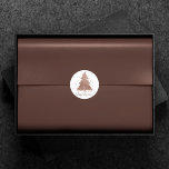 Posh Frohe Weihnachten | Glam Rose Gold Tree Custo Runder Aufkleber<br><div class="desc">Das ist die Jahreszeit zum Unterhalten! Glamouröse Imitate metallisches Kupfer und atemberaubende Rose Goldpalette abstrakten Baum und handgeschriebene "Frohe Weihnachten" Drehbuch Feier, Hosting und gifting Accessoires Sammlung. Dieses lustige festliche Design verfügt über einen funkelnd whimsikalen Weihnachtsbaum mit einem frisch lackierten Spritzer, der mit Imitaten aus metallischem Glitzer und der Schriftzypografie...</div>