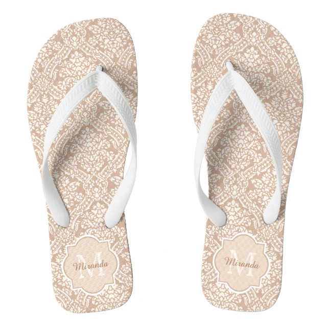 Posh Tan Damask Muster Monogram mit Name Flip Flops (Fußbett)
