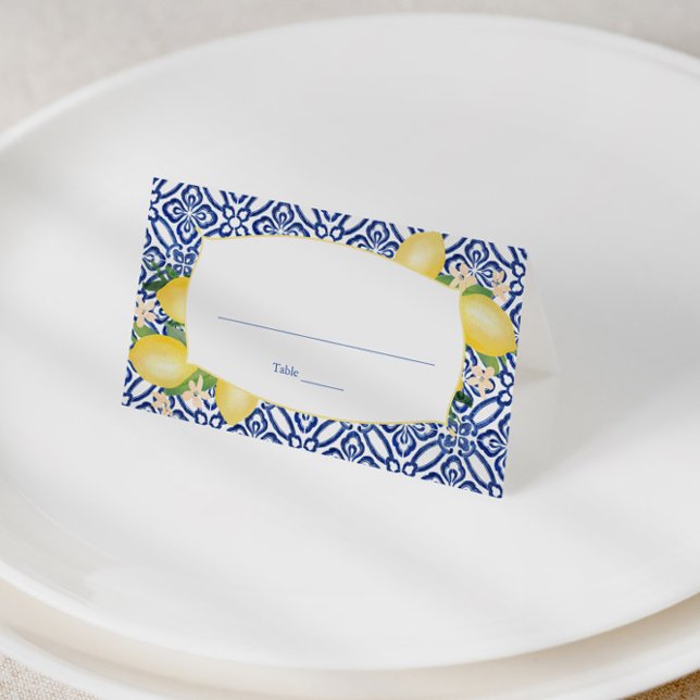 Positano Lemons Blau und Weiß Muster Hochzeit Platzkarte (Watercolor lemons and vintage portuguese tiles wedding escort card design)