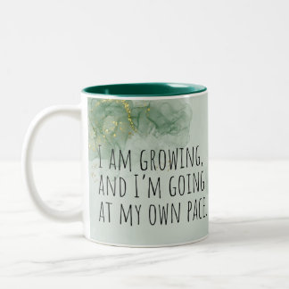 Positive Bestätigung der Aquarellfarbe Grün/Gold Zweifarbige Tasse