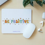 Positiver Motivierend Retro-Typografikname Mousepad<br><div class="desc">Be Positive Motivierend Script Typografy Name Mouse Pads enthält den Text "Be Positive" in einer modernen Skripttypografie mit Retro-Blume,  Herzen und Sternen und personalisiert mit Ihrem individuelle Name am Fuß. Das perfekte Geschenk für Weihnachten,  Geburtstag,  Uni,  Freunde und vieles mehr. Entworfen von ©Evco Studio www.zazzle.com/store/evcostudio</div>