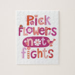 Positives Zitat mit rosa Hand<br><div class="desc">Ein niedlich rosa,  rot und lila,  handgeschriebenes Zitat,  in dem steht: "Pick Blume not fights". Eine spielerische Erinnerung in der Zuhause,  damit die Kinder nett sein können. Entworfen für Sie von BlackBerry Boulevard.</div>