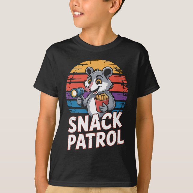 Possum Snacks Patrouille mit Flashlight und Chips  T-Shirt (Vorderseite)