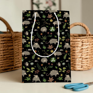 Possummen auf einem Berry-Feld in Schwarz Mittlere Geschenktüte