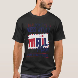 Post-Büroangestellte verwechseln sich nicht mit ei T-Shirt