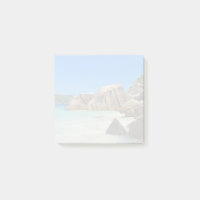 Belle Mer Tropicale avec Côte Rocheuse Couverte