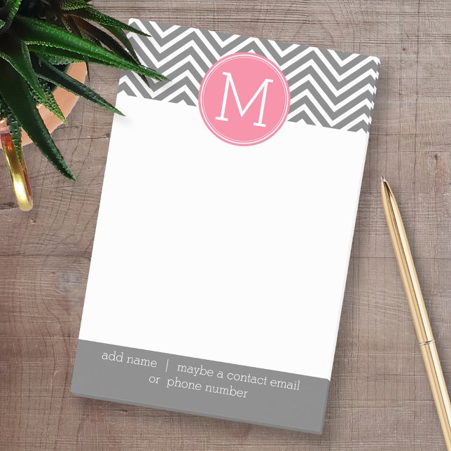 Post-it® Chevrons gris et rose avec Monogramme personnalisé (Custom Post-it Note Pads - Add your name and other text)