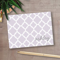 Lavendar Quatrefoil Motif avec nom de script