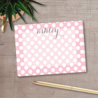 Motif à points rose avec un nom de script gris