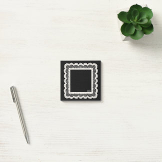 Post-it® Notes noires avec garniture de napperon blanc