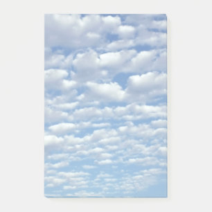 Post-it® Nuages de Puffy sur le magnifique ciel bleu