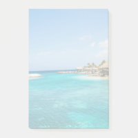 Plage tropicale pittoresque avec huttes de chaume