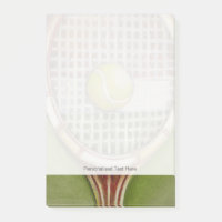 Raquette de tennis avec balle posée sur le court