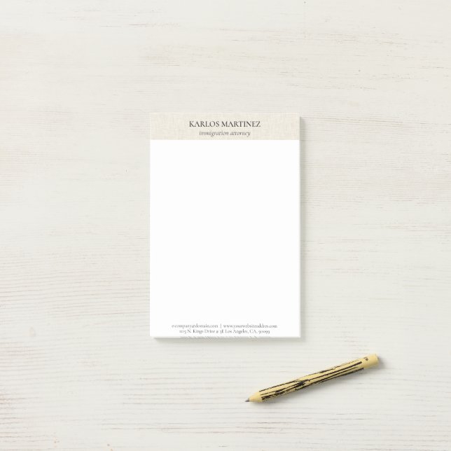 Post-it® Simple lin beige clair Typographie noire (Sur un bureau)