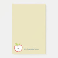 Une pomme aux contours rouges et aux feuilles vert