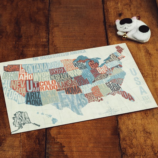 Postale Carte des États-Unis avec les États en mots (Postcard on table)