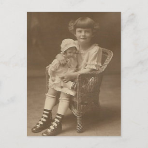 Postale enfant assis sur le fauteuil tenant la carte de po