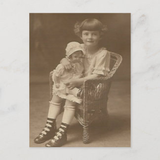 Postale enfant assis sur le fauteuil tenant la carte de po
