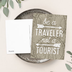Postale Être un voyageur pas une carte touristique Typogra